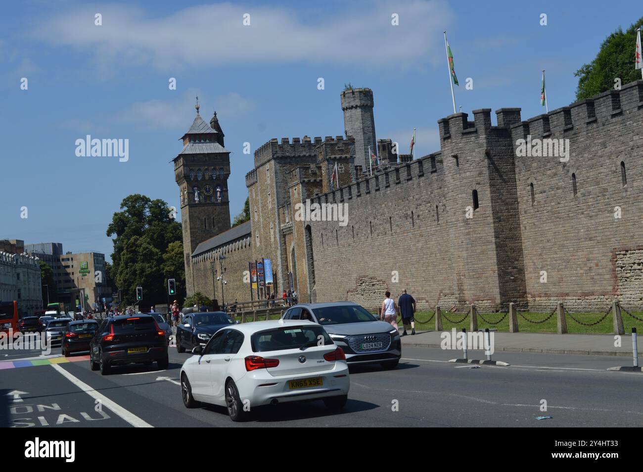 Fahrzeuge passieren den Uhrturm und die Mauern von Cardiff Castle. Cardiff Wales, Vereinigtes Königreich. Juli 2024. Stockfoto