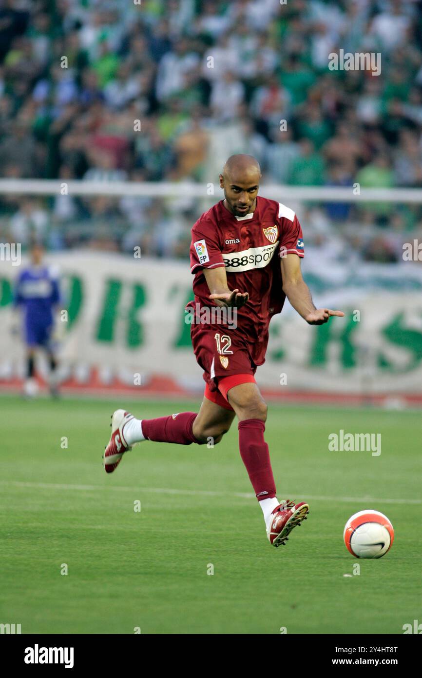 Sevilla, Spanien, 11. Mai 2008, Kanoute schlägt den Ball in einem angespannten lokalen Derby-Spiel zwischen Real Betis und Sevilla FC im Ruiz de Lopera Stadion. Stockfoto