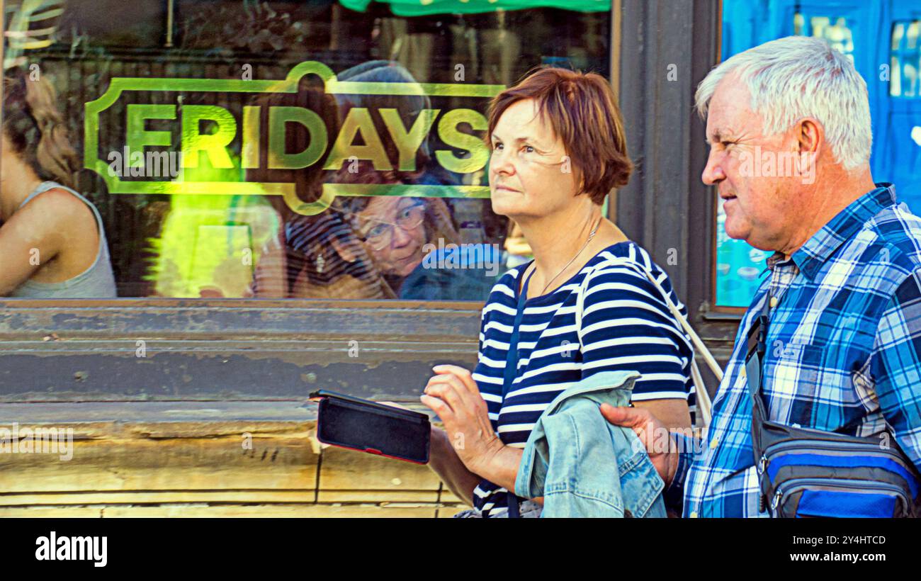 Glasgow, Schottland, Großbritannien. September 2024. GI fridays in der Verwaltung, während die Sonne auf der stilvollen Meile des buchanan Street Stores scheint. Credit Gerard Ferry /Alamy Live News Stockfoto