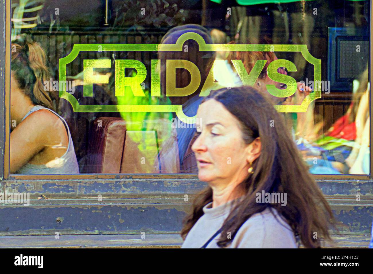Glasgow, Schottland, Großbritannien. September 2024. GI fridays in der Verwaltung, während die Sonne auf der stilvollen Meile des buchanan Street Stores scheint. Credit Gerard Ferry /Alamy Live News Stockfoto