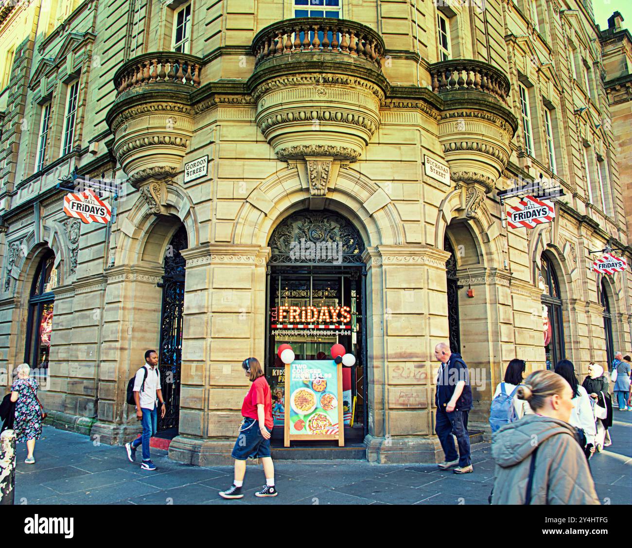 Glasgow, Schottland, Großbritannien. September 2024. GI fridays in der Verwaltung, während die Sonne auf der stilvollen Meile des buchanan Street Stores scheint. Credit Gerard Ferry /Alamy Live News Stockfoto