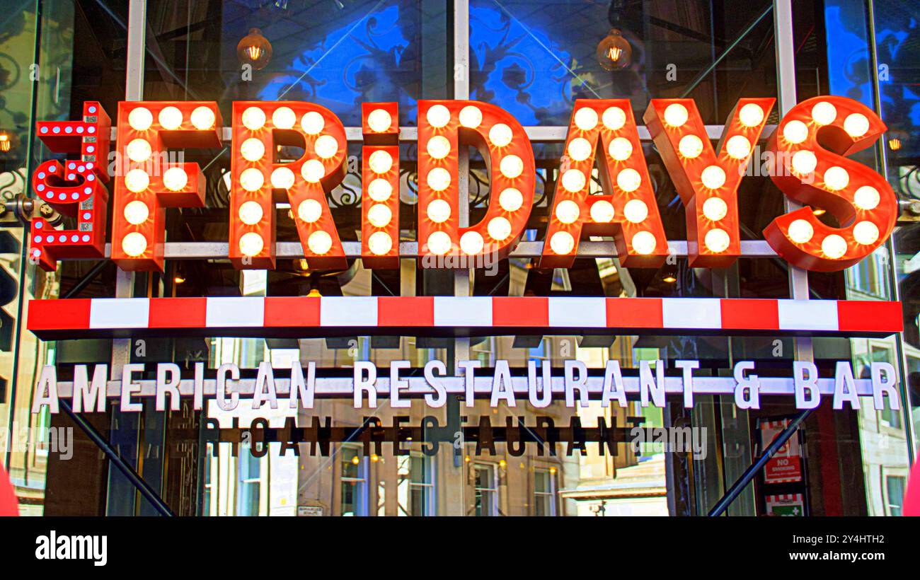 Glasgow, Schottland, Großbritannien. September 2024. GI fridays in der Verwaltung, während die Sonne auf der stilvollen Meile des buchanan Street Stores scheint. Credit Gerard Ferry /Alamy Live News Stockfoto