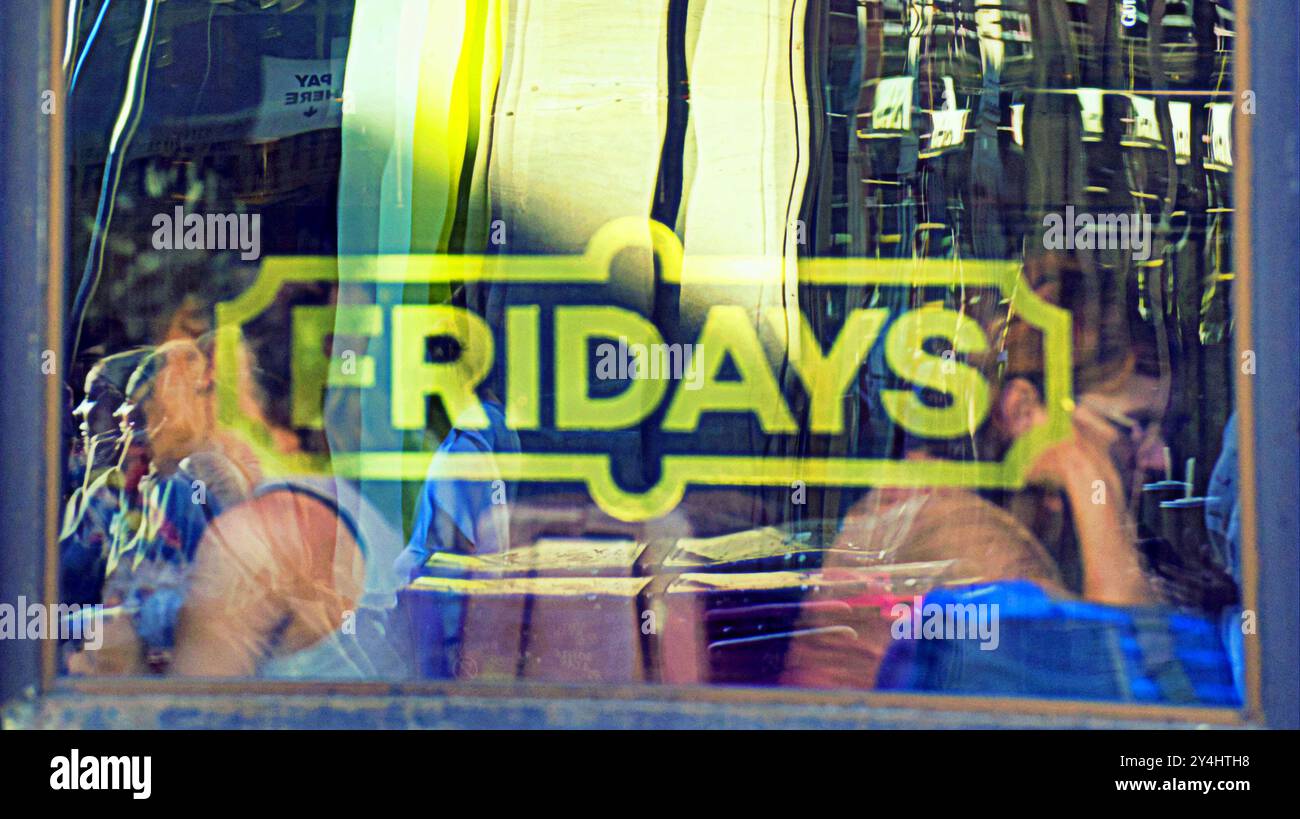 Glasgow, Schottland, Großbritannien. September 2024. GI fridays in der Verwaltung, während die Sonne auf der stilvollen Meile des buchanan Street Stores scheint. Credit Gerard Ferry /Alamy Live News Stockfoto