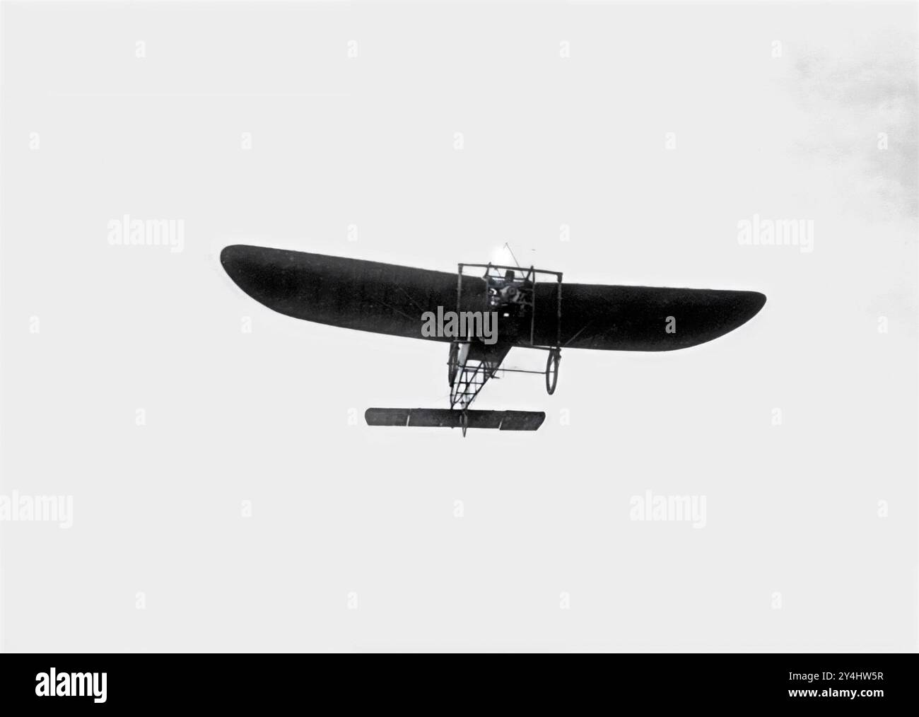 Louis Bleriot flog am 25. Juli 1909 in seinem Einsteiger X1 über den Kanal. Der Franzose Louis Charles Joseph Blériot (1872–1936) war der erste Mann, der den Ärmelkanal durchflog. Stockfoto