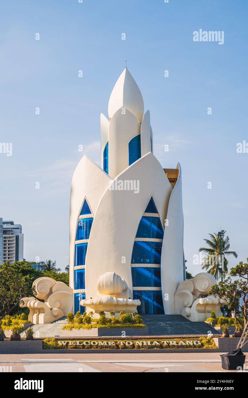 Berühmtes Wahrzeichen von Nha Trang ist der Thap Tram Huong Lotus Tower auf dem zentralen Platz an der Küste an Sommertagen in Vietnam Stockfoto