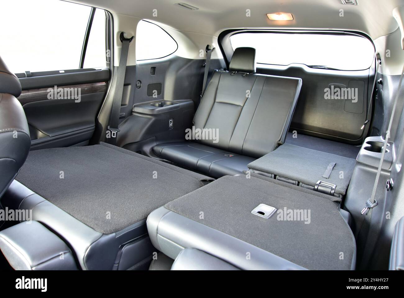 Umgeklappte Mittelsitze in der hinteren Reihe der Autositze Stockfoto