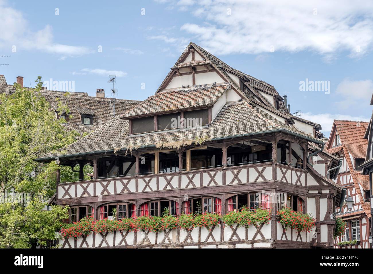 Stadtbild mit tiefen Gängen von Tanners Haus historisches Gebäude in Petite France Borrough, aufgenommen in hellem Sommerlicht in Straßburg, Frankreich Stockfoto