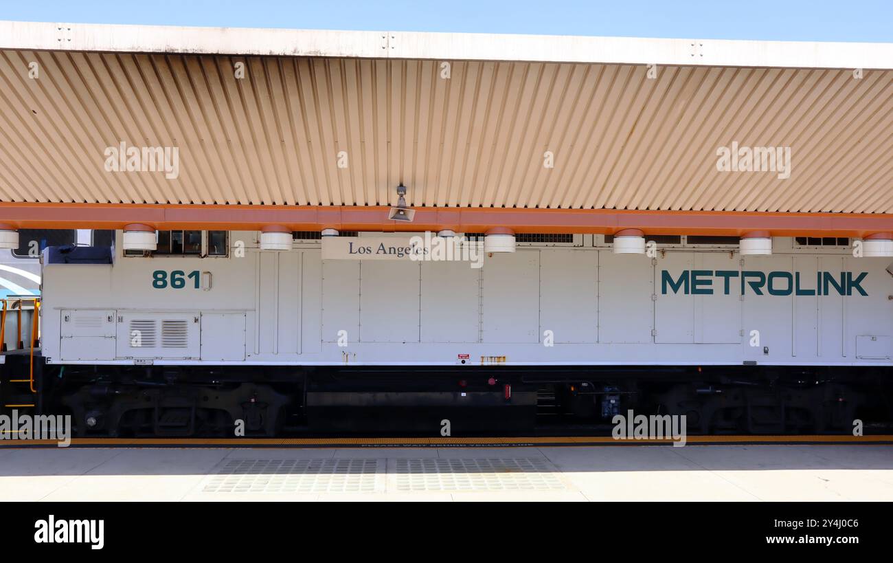 Los Angeles Union Station mit dem Metrolink Zug auf dem Bahnsteig Stockfoto