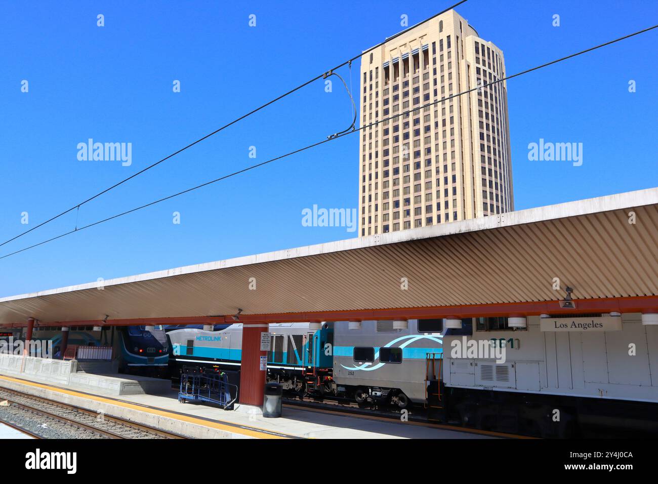 Los Angeles Union Station mit dem Metrolink Zug auf dem Bahnsteig Stockfoto