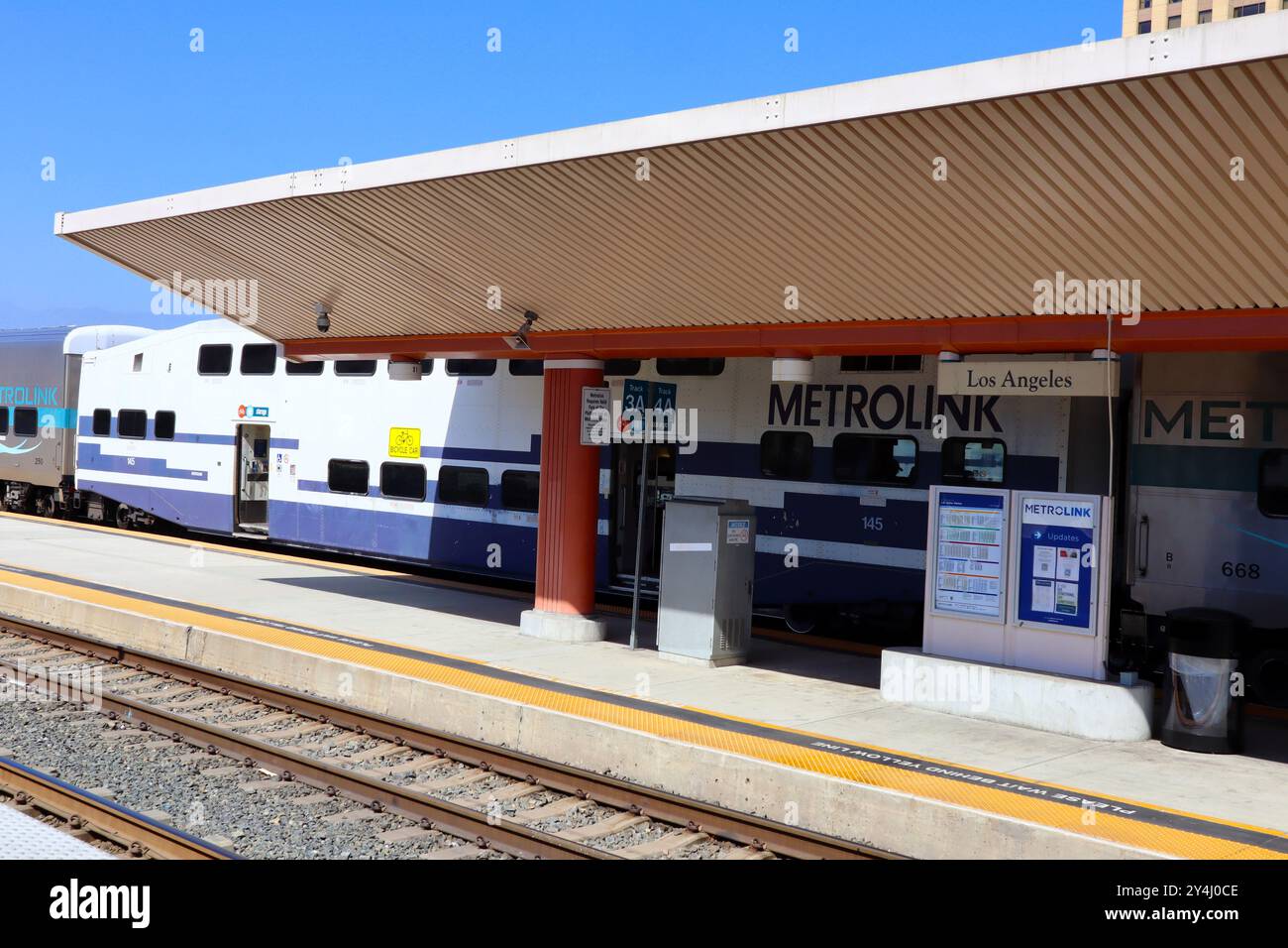 Los Angeles Union Station mit dem Metrolink Zug auf dem Bahnsteig Stockfoto