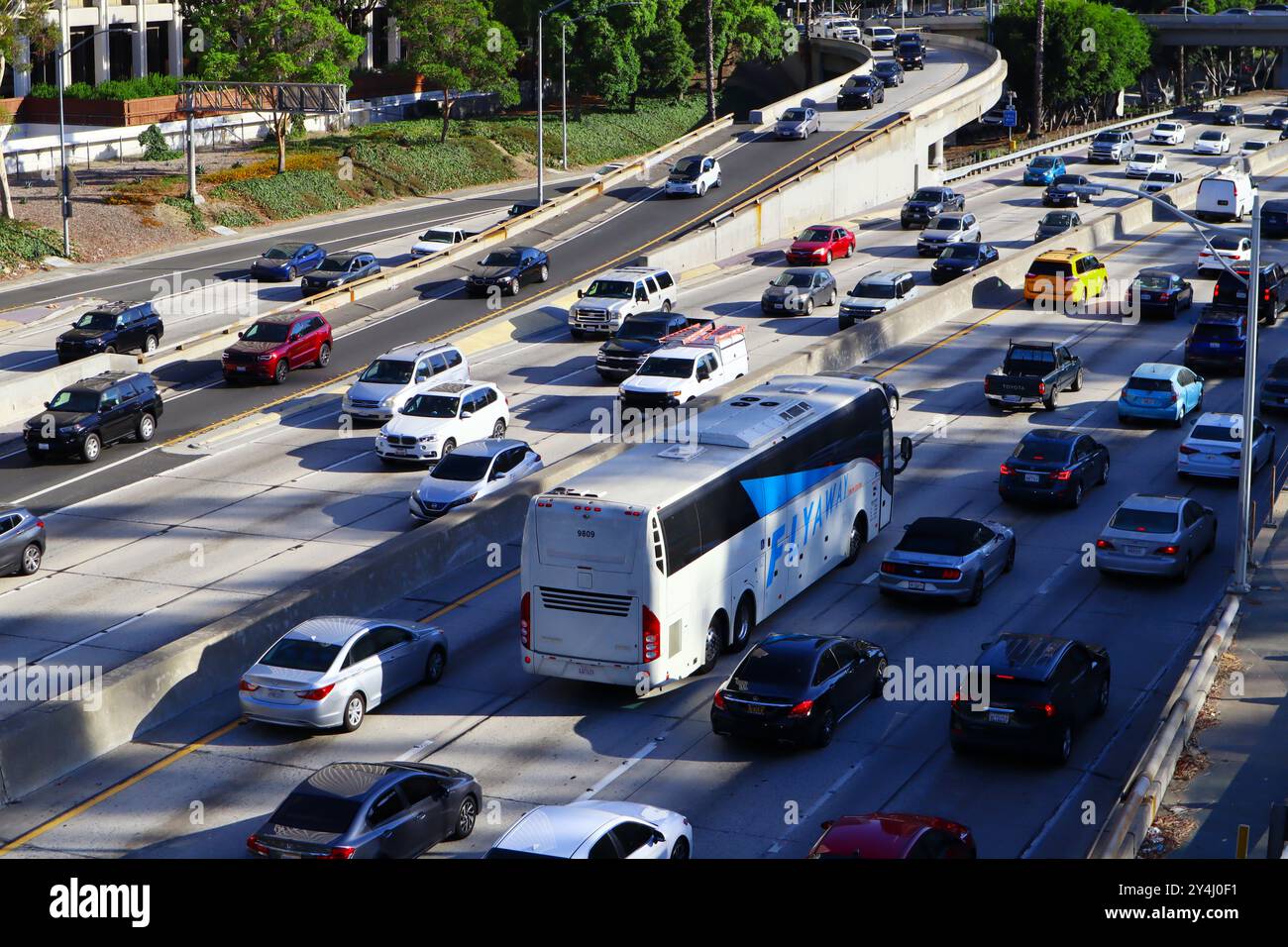 LAX FlyAway Bus. Flyaway ist ein Flughafen-Shuttleservice, der Passagiere zum und vom Los Angeles International Airport bringt Stockfoto