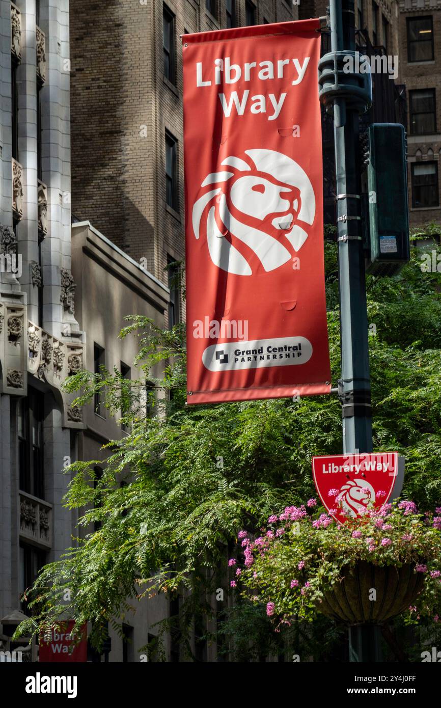 Wegweiser 41st St und Madison Avenue gegenüber von NYPL mit Library Banner, NYC, USA Stockfoto