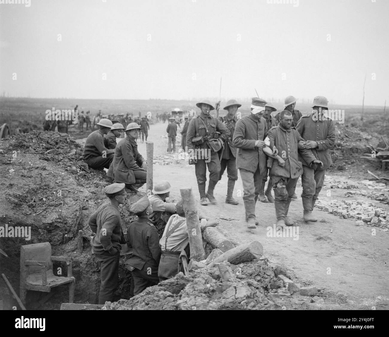 SCHLACHT DER SOMME 1916. Britische Soldaten beobachten, wie deutsche Verwundete nach der Eroberung von Guillemont in der Nähe von Amiens durch die 16. Irische Division am 3. September von der Front zurückgingen. Foto: John Warwick Brooke Stockfoto