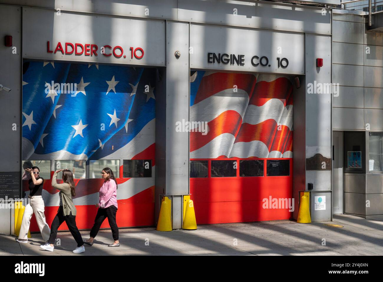 Die Feuerwache in der Nähe des 911 Memorial trägt eine hell gemalte amerikanische Flagge an den Fahrzeugtüren, 2022, New York City, USA Stockfoto