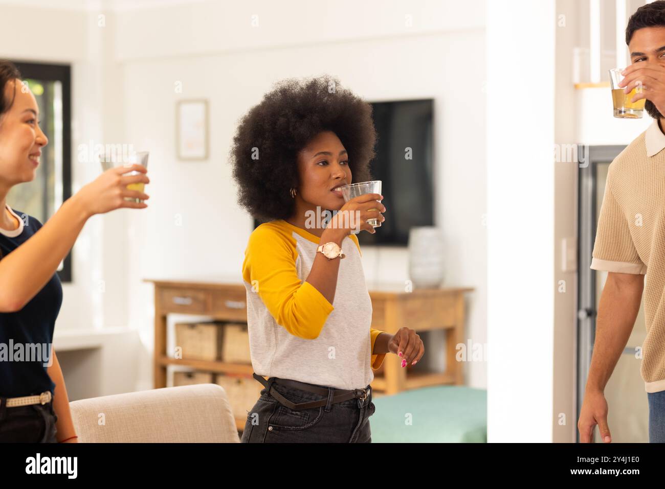 Gesellig und lustig, verschiedene Freunde genießen gemeinsam Drinks im Haus Stockfoto