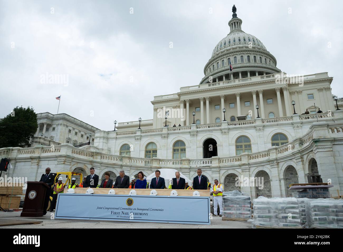 US-Senator Amy Klobuchar (Demokrat von Minnesota), US-Senat Mehrheitsführer Chuck Schumer (Demokrat von New York), US-Senator Deb Fischer (Republikaner von Nebraska), Sprecher des US-Repräsentantenhauses Mike Johnson (Republikaner von Louisiana), US-Repräsentant Steve Scalise (Republikaner von Louisiana) und Minderheitenführer Hakeem Jeffries (Demokrat von New York) 2025 bei der US-Präsidentschaftsfeier bei der ersten Zeremonie im Nail 60. DC am Mittwoch, 18. September 2024. Foto: Annabelle G Stockfoto