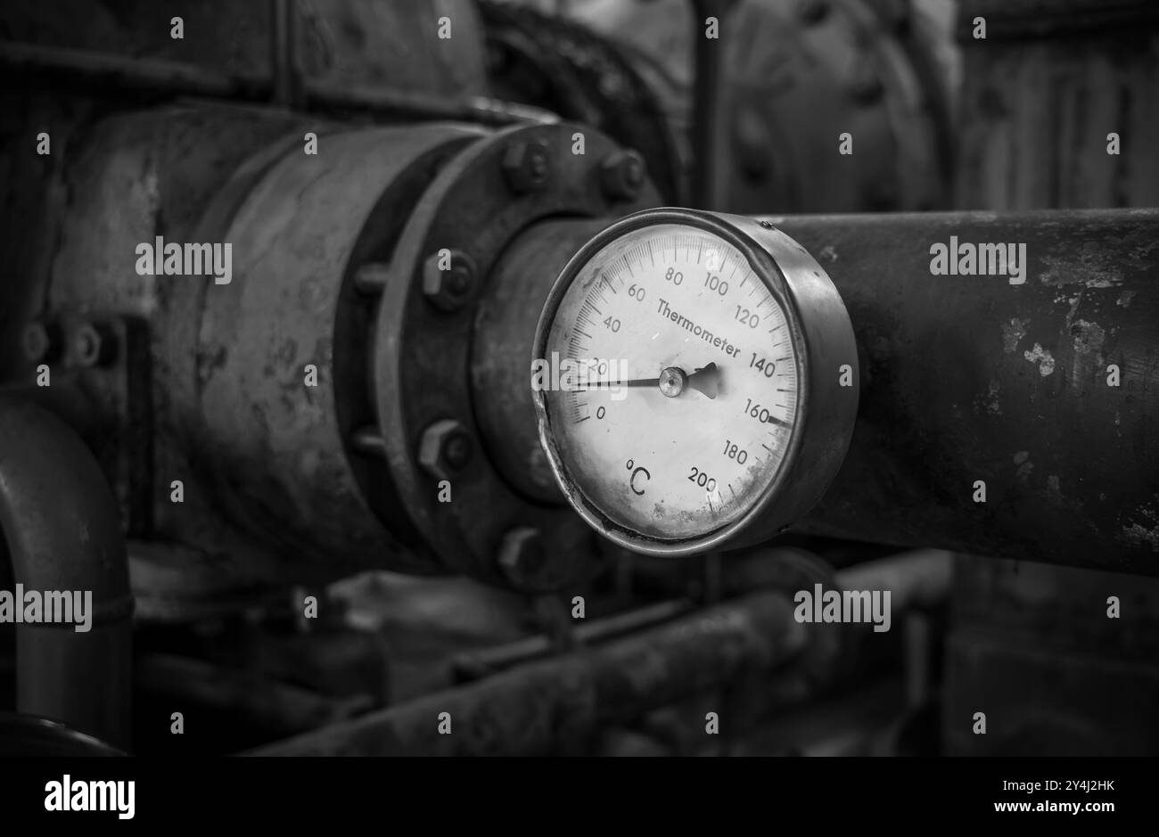 Pipelines und Messgeräte an einer historischen Maschine Stockfoto