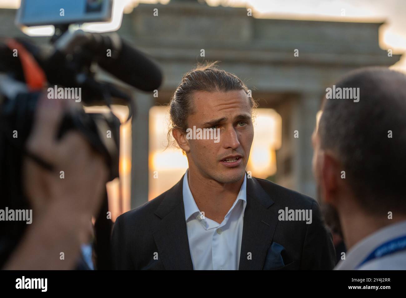 Berlin, Deutschland. September 2024. Alexander Zverev spricht während eines Interviews bei einer Medienveranstaltung zum Laver Cup vor dem Brandenburger Tor. Quelle: Christophe Gateau/dpa/Alamy Live News Stockfoto