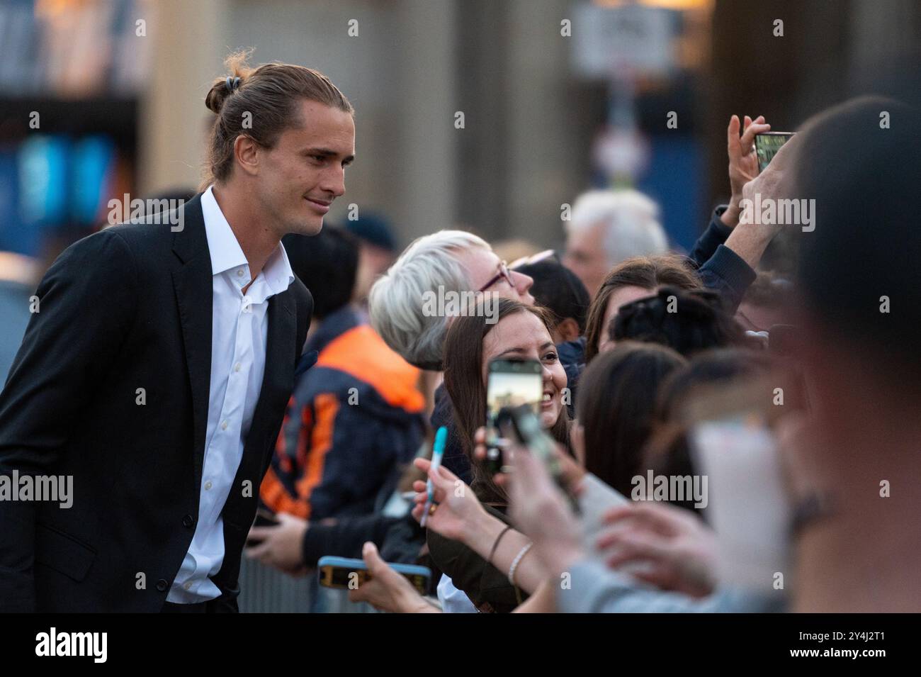 Berlin, Deutschland. September 2024. Alexander Zverev (l) fotografiert mit Fans bei einer Medienveranstaltung zum Laver Cup am Brandenburger Tor. Quelle: Christophe Gateau/dpa/Alamy Live News Stockfoto