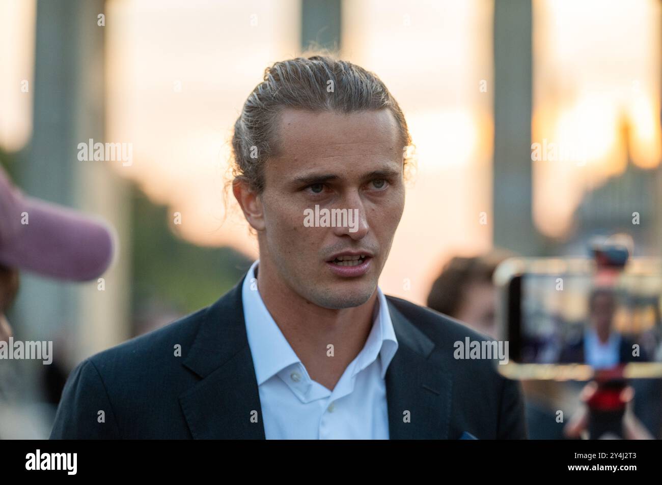 Berlin, Deutschland. September 2024. Alexander Zverev spricht während eines Interviews bei einer Medienveranstaltung zum Laver Cup vor dem Brandenburger Tor. Quelle: Christophe Gateau/dpa/Alamy Live News Stockfoto