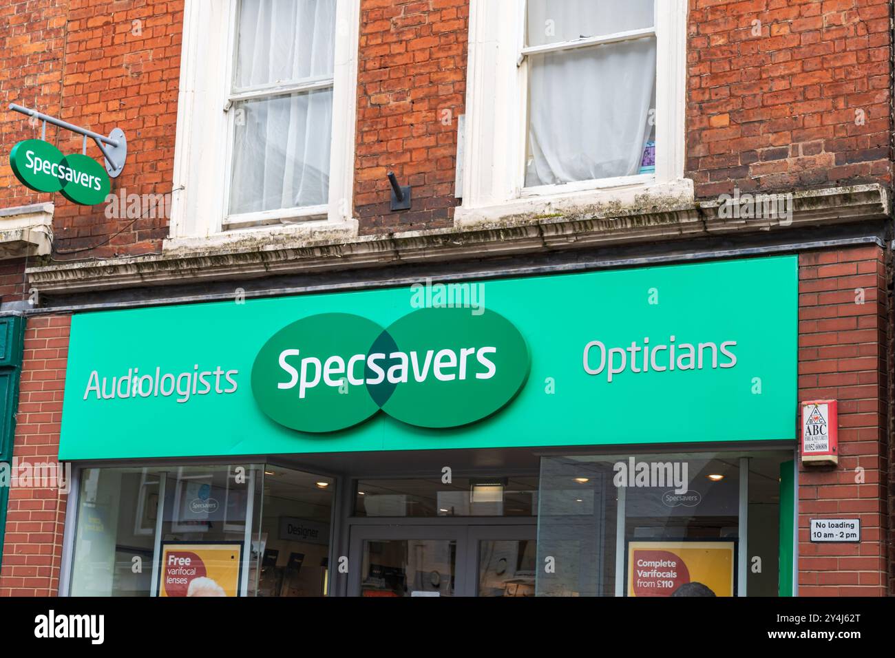 Bridgnorth, Shropshire, England – 18. September 2024: Externe Beschilderung von Specsavers, dem Optikergeschäft in Großbritannien Stockfoto