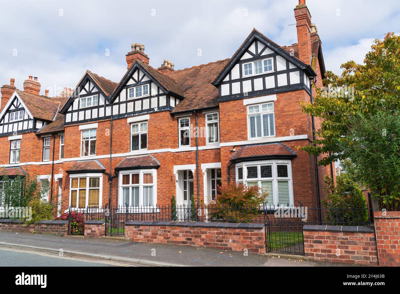 Reihe von großen viktorianischen Reihenhäusern in Großbritannien Stockfoto