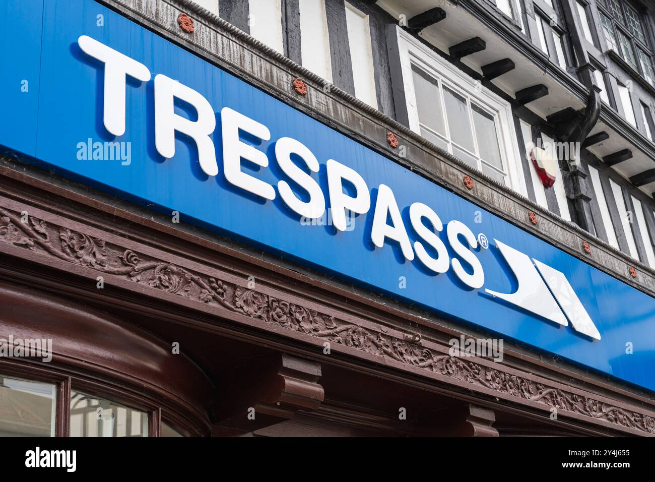Bridgnorth, Shropshire, England – 18. September 2024: Externe Beschilderung von Trespass, dem Outdoor-Bekleidungsgeschäft in Großbritannien Stockfoto