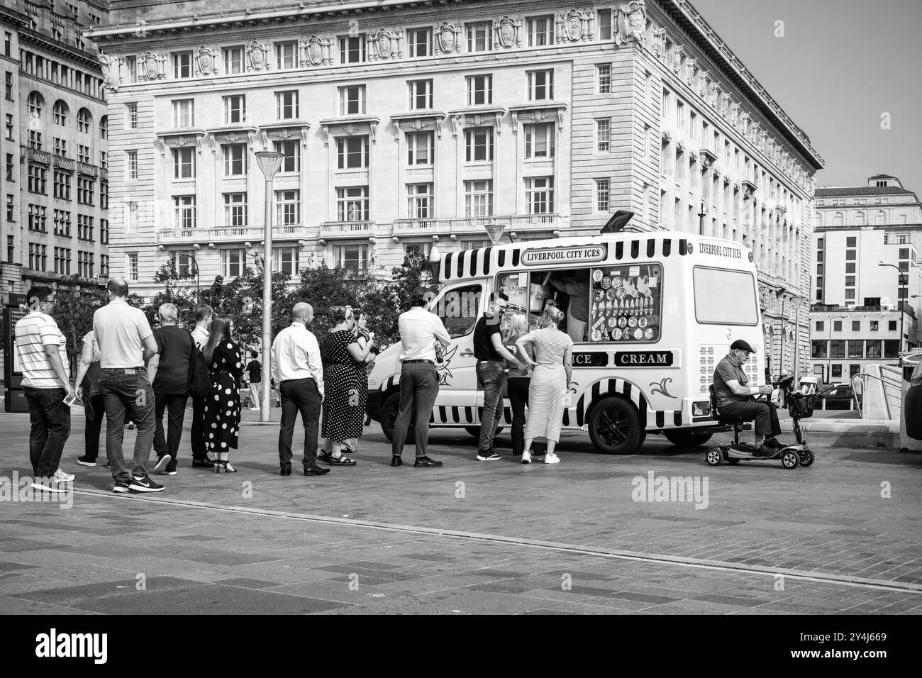 Eiswagen und Kunden am Albert Dock Stockfoto