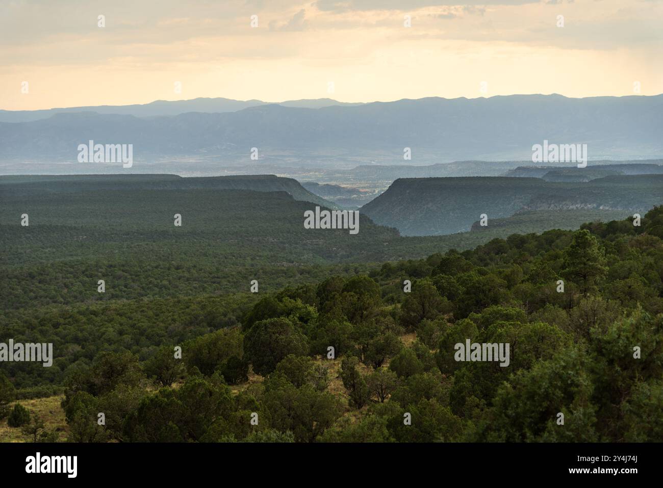 I-17 Scenic View, Safety Pullout, Munds Park, Arizona an einem Winternachmittag. Stockfoto