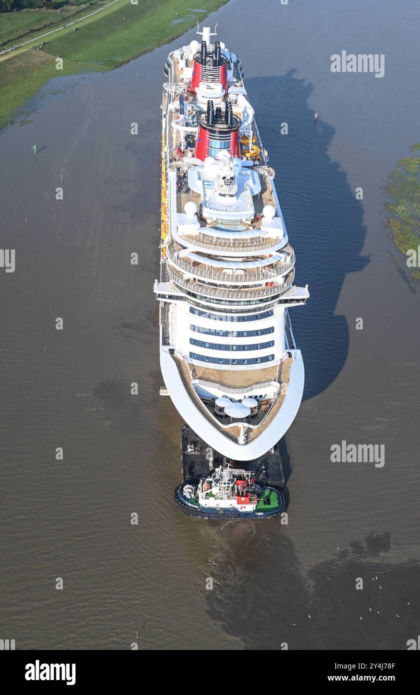 Meyer Werft überführt neues Kreuzfahrtschiff Disney Treasure das neugebaute Kreuzfahrtschiff Disney Treasure hat die Meyer Werft verlassen und wird mit Schleppern über die Ems gezogen. Die Werft begann heute Vormittag mit der Überführung des rund 340 Meter langen Kreuzfahrtschiffes über die Ems von Papenburg Richtung Eemshaven. Papenburg Niedersachsen Deutschland *** Meyer Werft übergibt neues Kreuzfahrtschiff Disney Treasure das neu gebaute Kreuzfahrtschiff Disney Treasure hat die Meyer Werft verlassen und wird mit Schleppbooten über die Ems gezogen, die die Werft heute Morgen mit dem Transfer von begonnen hat Stockfoto