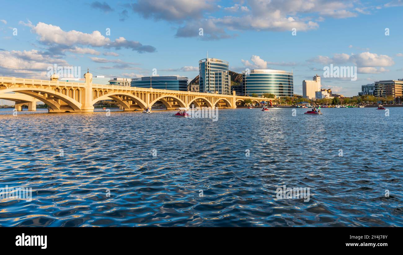 Nachmittag am Tempe Town Lake mit Blick auf die Mill Avenue Bridge in Tempe, Arizona. Stockfoto