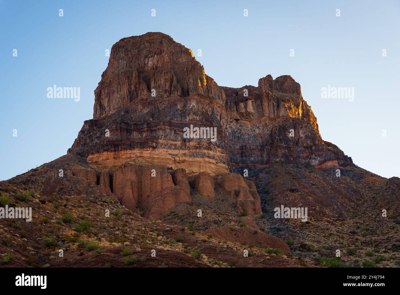 Rocky Mountain Peak der Buckskin Mountains im Bill Williams River National Wildlife Refuge in Arizona. Stockfoto