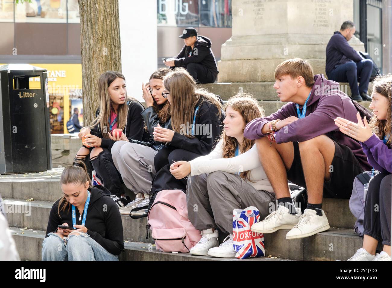 Rund um die Universitätsstadt Oxford, Hauptstadt von Oxfordshire UK Young People im Stadtzentrum von Oxford Stockfoto