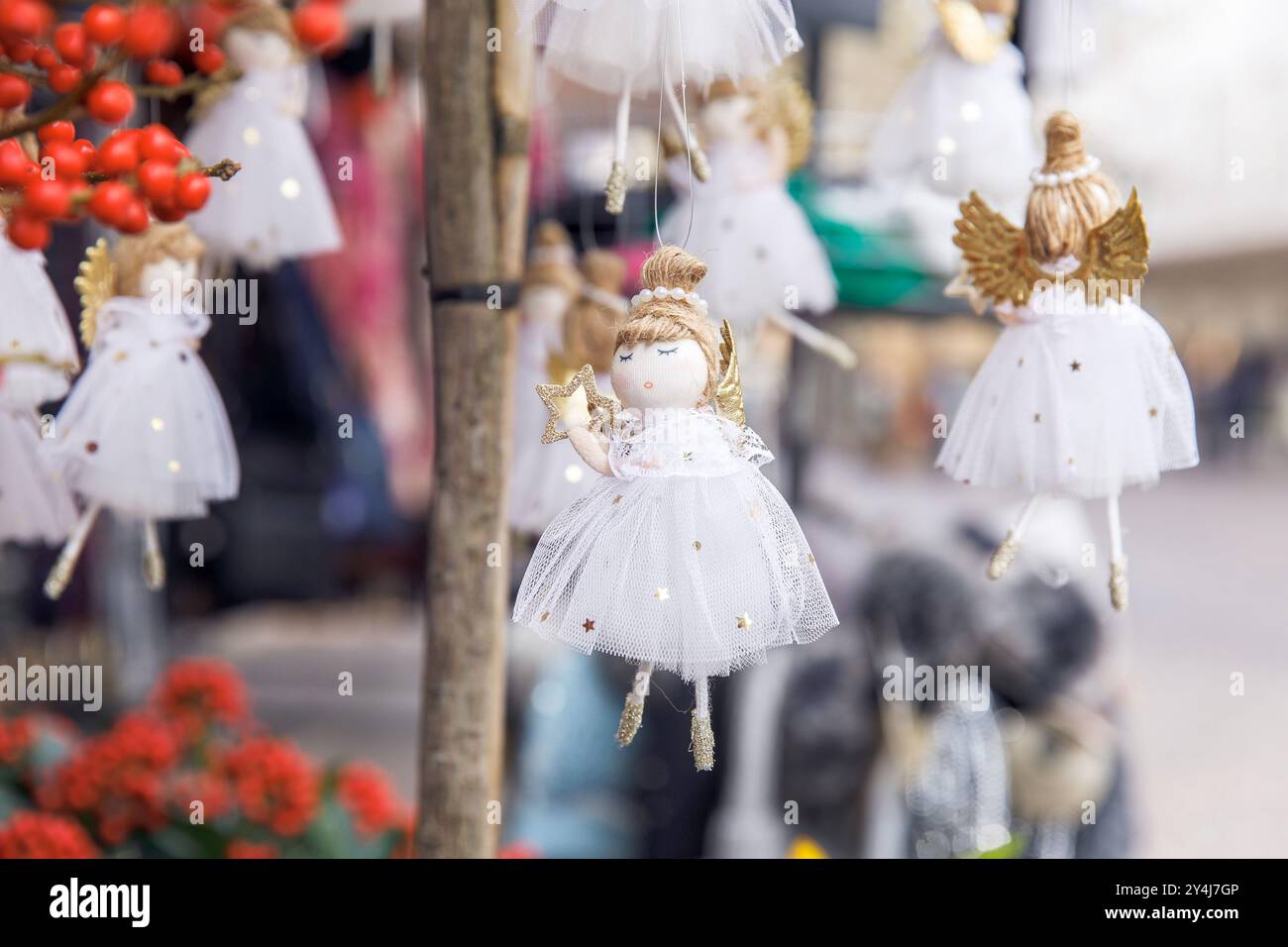 Festliche Engelsschmuck, hängende Dekorationen, weiße Tüllkleider, Weihnachtsdeko, Sternendetails, Winter Wunderland Konzept Stockfoto