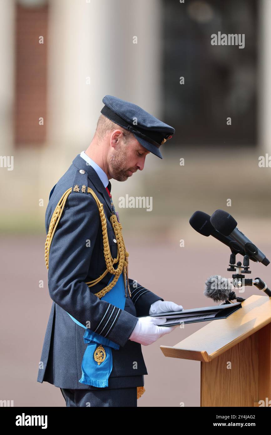 Image ©Lizenzierung an Parsons Media. 12/09/2024. Cranwell, Großbritannien. Der Prinz von Wales nimmt an der Sovereign’s Parade Teil. Royal Air Force College. Der Prince of Wales nimmt im Namen seiner Majestät König Charles III. An der Sovereign’s Parade Teil. Die Sovereign’s Parade umfasst Absolventen des „Commissioned Warrant Officers Course“ und des „Modular Initial Officer Training Course“. Insgesamt werden 48 Kadetten der Royal Air Force an der Parade teilnehmen, zusammen mit 4 internationalen Offizierskadetten aus Jordanien, Kenia, Pakistan und Uganda. Foto von Andrew Parsons / Parsons Media Stockfoto