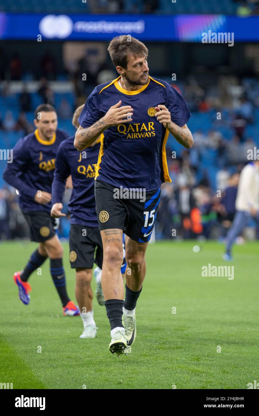 Francesco Acerbi #15 von Inter Mailand unter Druck des Spiels der UEFA Champions League zwischen Manchester City und Football Club Internazionale Milano im Etihad Stadium, Manchester am Mittwoch, den 18. September 2024. (Foto: Mike Morese | MI News) Credit: MI News & Sport /Alamy Live News Stockfoto