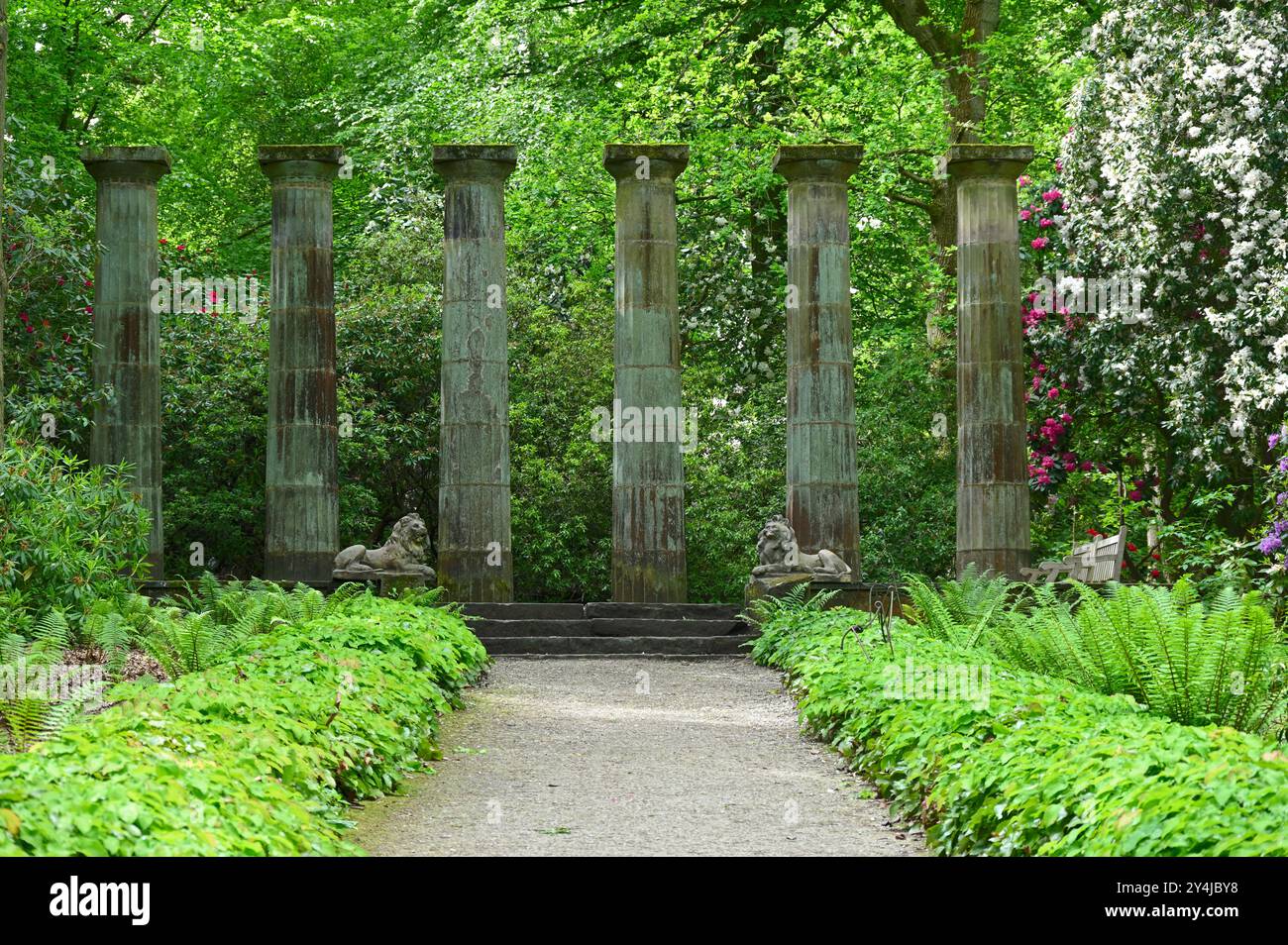 Die dorischen Säulen und Steinlöwen im Garten der RHS Royal Horticultural Society Harlow Carr UK May Stockfoto