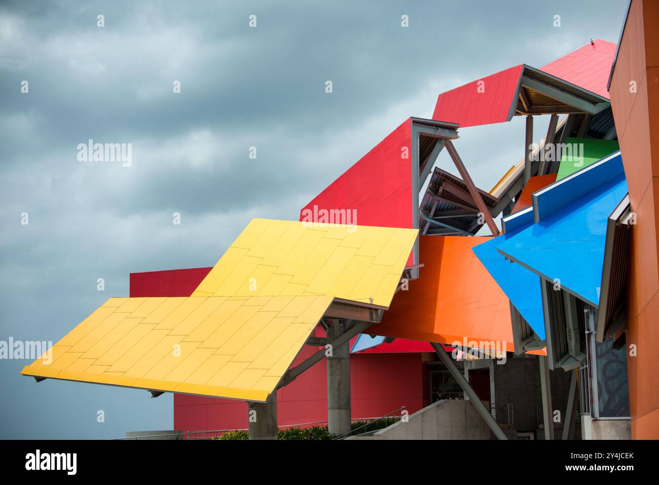 Biomuseo Frank Gehry Architektur Panama-Stadt Panama // PANAMA-STADT, Panama — das Biomuseo, entworfen vom renommierten Architekten Frank Gehry, steht an prominenter Stelle am Amador Causeway in Panama-Stadt. Das farbenfrohe, dekonstruktivistische Gebäude beherbergt ein naturhistorisches Museum, das sich mit Panamas Artenvielfalt und ökologischer Bedeutung befasst. Das Museum wurde 2014 nach fast einem Jahrzehnt Bauzeit fertiggestellt und verfügt über acht Ausstellungsgalerien, die Panamas Rolle als Landbrücke zwischen Nord- und Südamerika hervorheben. Das unverwechselbare Dach der Struktur, bestehend aus gefalteten Metallpaneelen in leuchtenden Farben, i Stockfoto