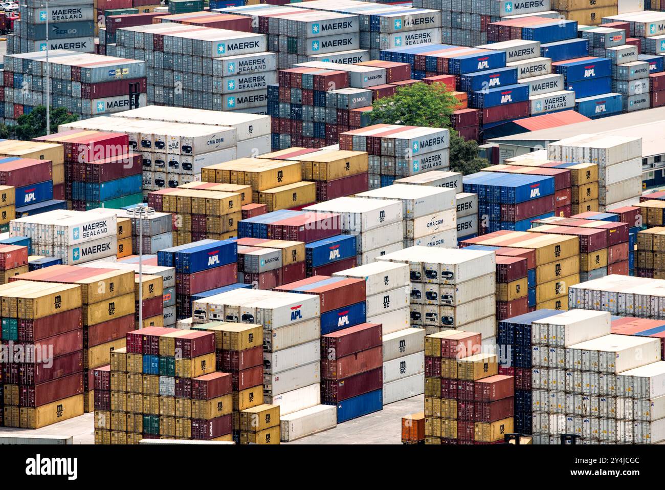 PANAMA-STADT, Panama – Ein Blick über den Hafen von Balboa von der Spitze des Ancon Hill, zeigt Reihen von gestapelten Containern und den Eingang zum Panamakanal. Der Hafen ist ein wichtiger Drehkreuz für den Seeverkehr, der in den Kanal einfährt und aus ihm ausfährt. Stockfoto