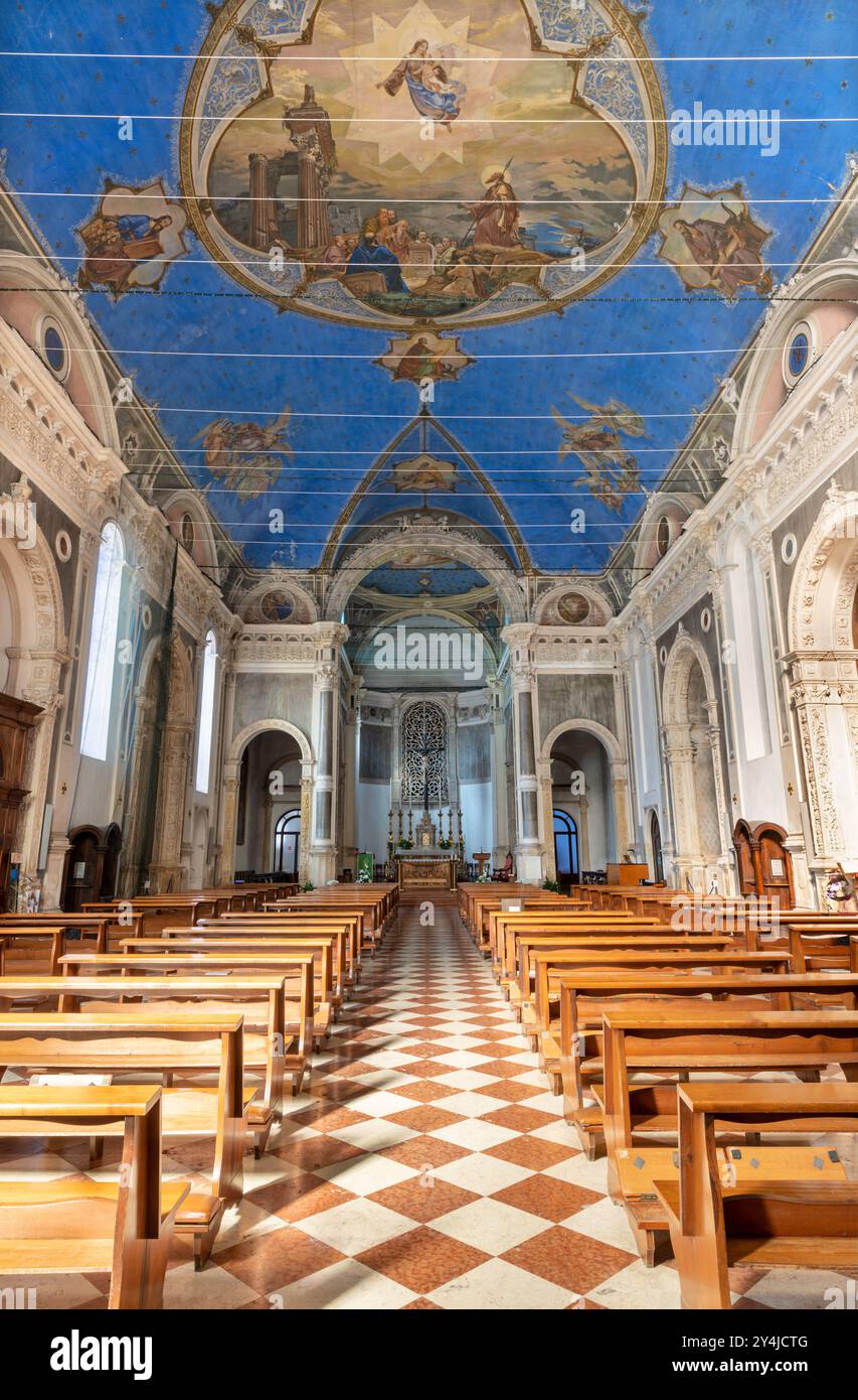 VICENZA, ITALIEN - 6. NOVEMBER 2023: Das Kirchenschiff Chiesa di San Giacomo Maggiore. Stockfoto