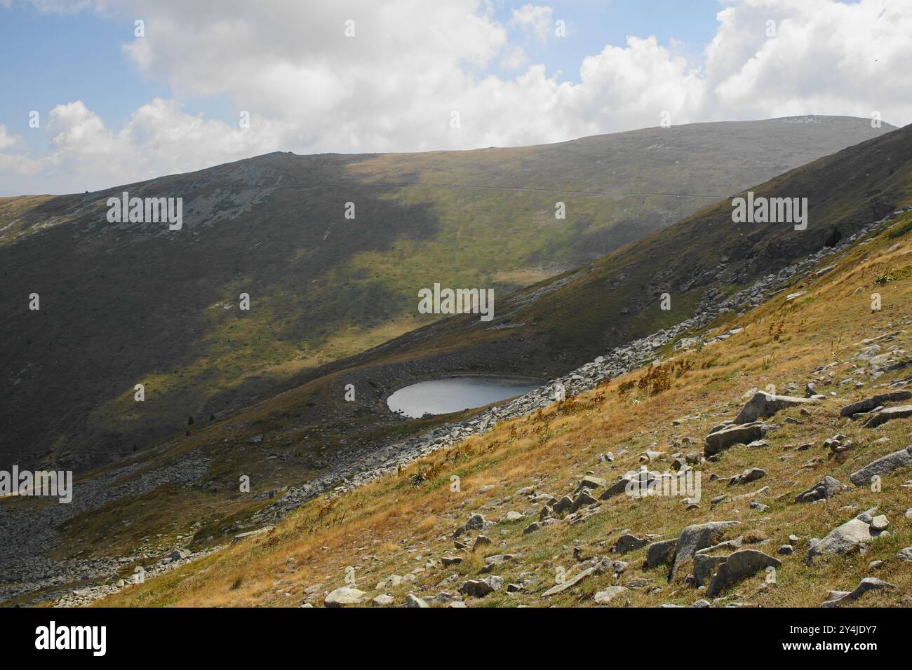 Kleiner See (Malo Ezero) auf dem Baba-Berg im Pelister-Nationalpark in Nordmazedonien Stockfoto