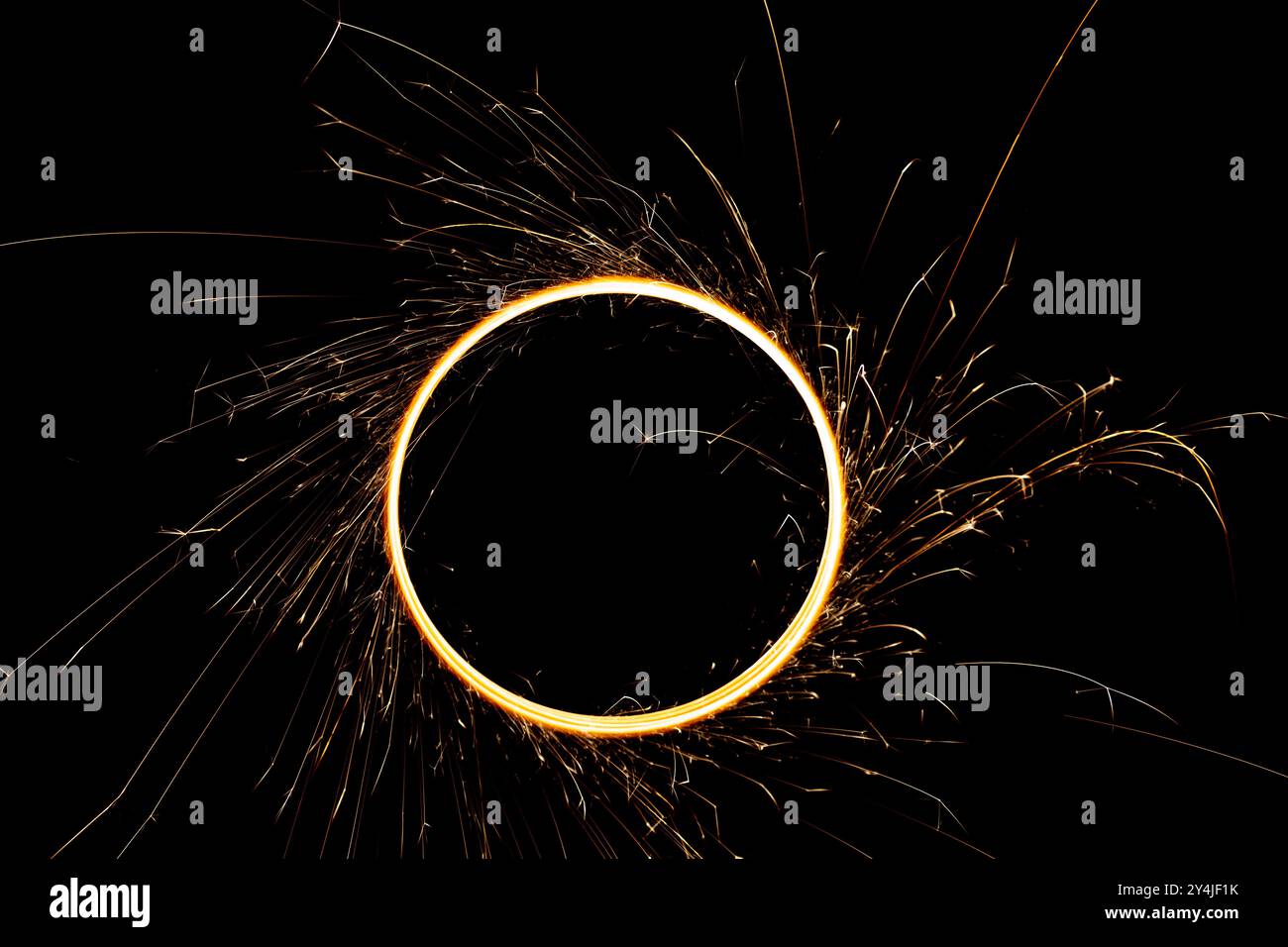Kreisförmige Lichter mit Funken auf schwarzem Hintergrund Stockfoto