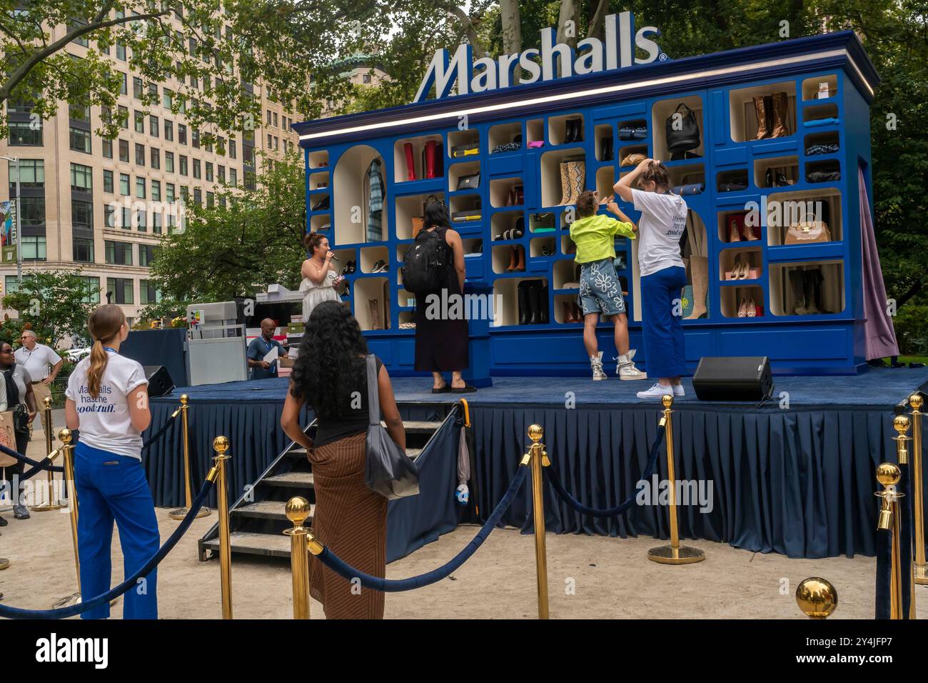 ÒMarshalls hat am Samstag, 7. September 2024 die Marke Good StuffÓ für das Kaufhaus Marshalls im Madison Square Park aktiviert. Marshalls ist eine Kette von Off-Price-Kaufhäusern im Besitz der TJX Companies, Eigentümer von TJ Maxx. (© Richard B. Levine) Stockfoto