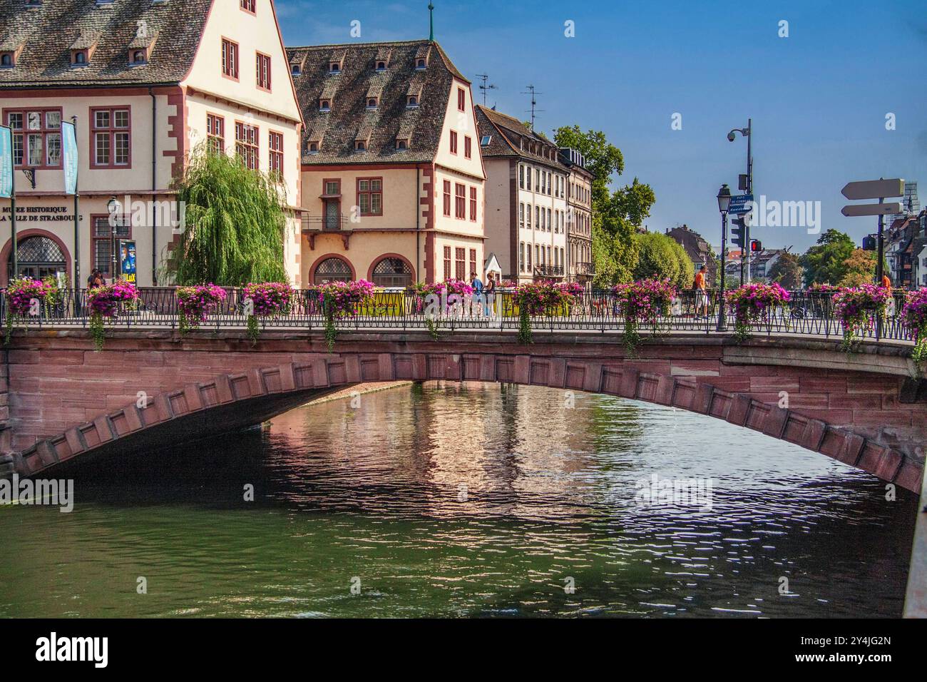 Dies ist ein Blick auf den Port de Corbeau auf der anderen Seite des Flusses Ill in Straßburg, Frankreich. Stockfoto