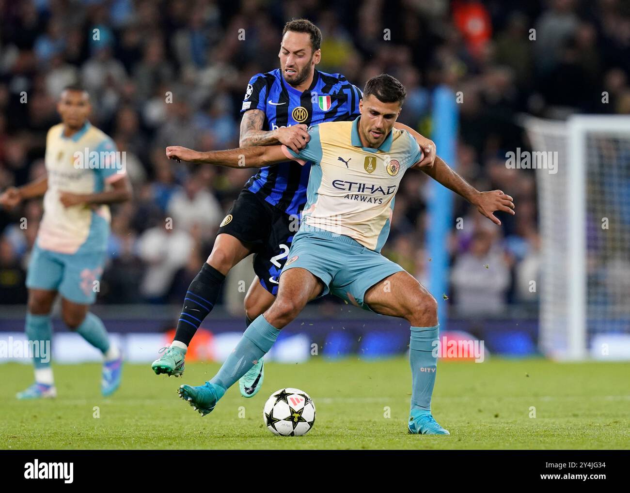 Manchester, Großbritannien. September 2024. Rodri von Manchester City trifft auf Hakan Calhanoglu aus Inter Mailand während des UEFA Champions League-Spiels im Etihad-Stadion in Manchester. Der Bildnachweis sollte lauten: Andrew Yates/Sportimage Credit: Sportimage Ltd/Alamy Live News Stockfoto