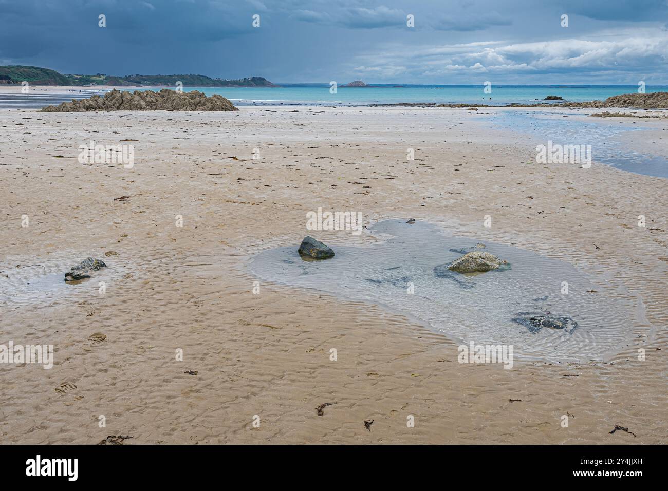 Plage de Saint-Pabu in der Bretagne bei Niedrigwasser, Frankreich Stockfoto