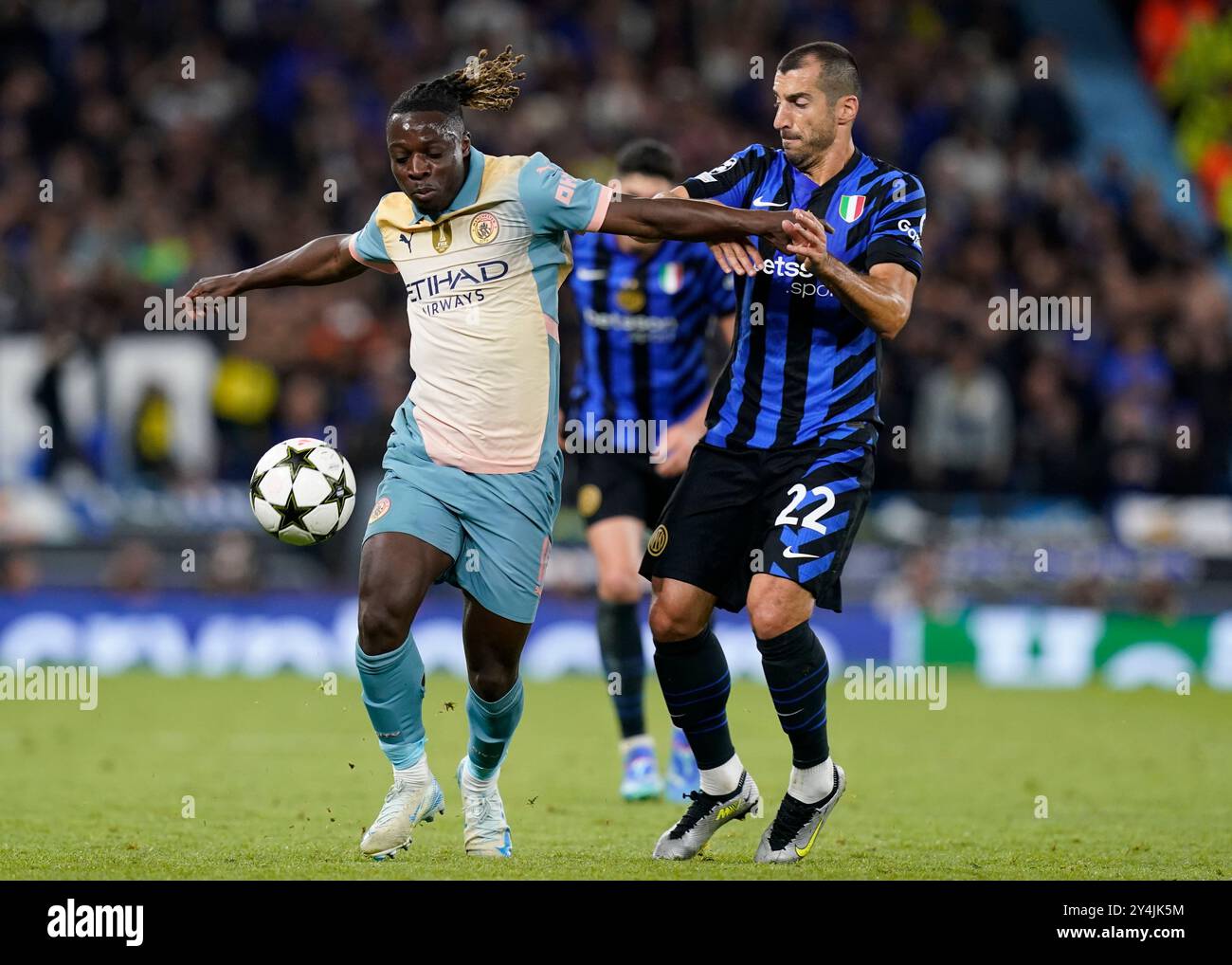 Manchester, Großbritannien. September 2024. Jeremy Doku aus Manchester City und Henrikh Mkhitaryan aus Inter Mailand während des Spiels der UEFA Champions League im Etihad Stadium in Manchester. Der Bildnachweis sollte lauten: Andrew Yates/Sportimage Credit: Sportimage Ltd/Alamy Live News Stockfoto