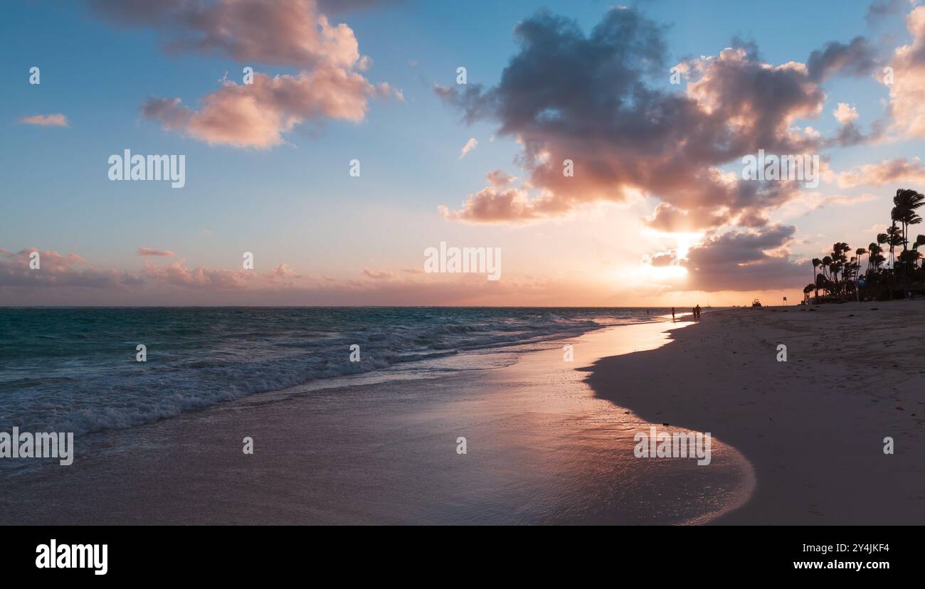 Panoramablick auf die Atlantikküste bei Sonnenaufgang, Bavaro Beach, Dominikanische Republik. Küstenlandschaftsfotografie mit Reflexionen im Uferwasser und Stockfoto