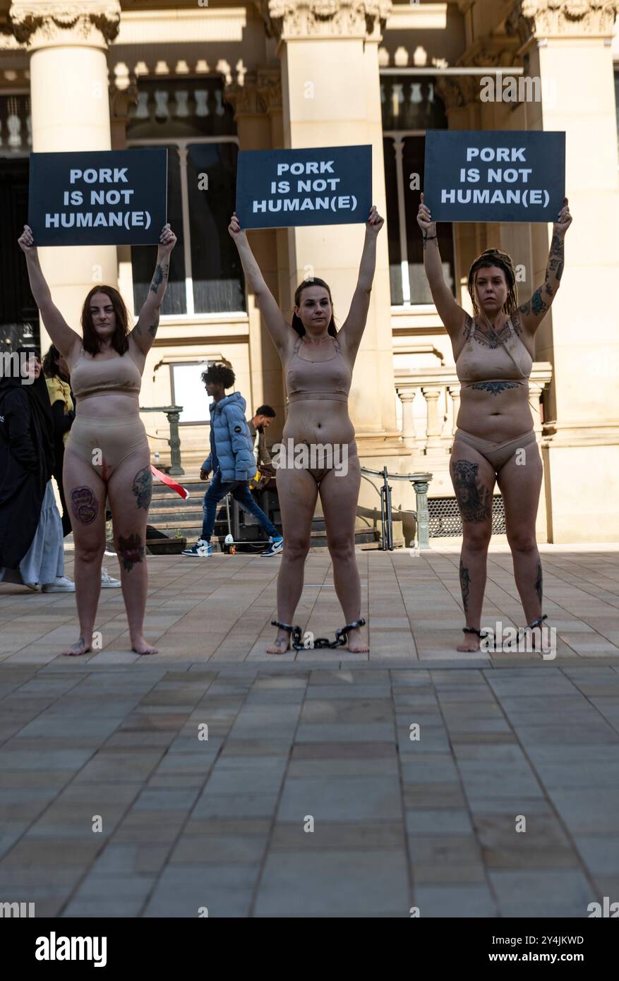 Animal Justice Project x speciesism.wtf Animal Rights Art Installation Protest in Birmingham City Centre, 14. September 2024 Stockfoto