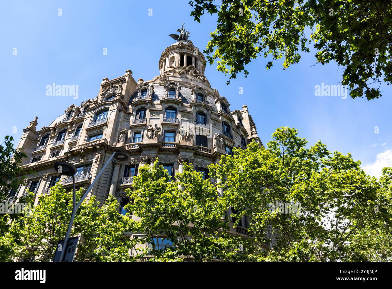 Antoni Gaudis berühmte gotische Architektur ist in ganz Barcelona, Spanien, einschließlich Casa Mila, zu sehen. Stockfoto